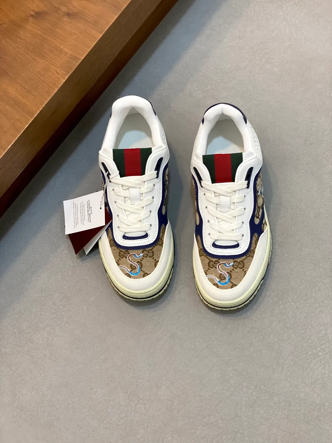 Men's Shoes 💰660 𝐆𝐮𝐜𝐜𝐢 𝐑𝐞-𝐖𝐞𝐛 As the first sneaker created by Sabato De Sarno for Gucci, the Re-Web series reinterprets the brand's classic stripes and sets off the modern silhouette design with bold and unique details. These shoes are crafted from white leather. This new sneaker is ingeniously decorated with many of the brand's classic details, and is equipped with a bright red and green webbing tongue, which will make people fall in love at first sight. White leather treated with a special process for softness and luster, with an embossed grainy texture. Script Gucci logo and interlocking G web label with Interlocking G and script Gucci logo. Rubber outsole with interlocking G detail eyelets. Web tongue. Size: 39-44 (customized for sizes 38 and 45)